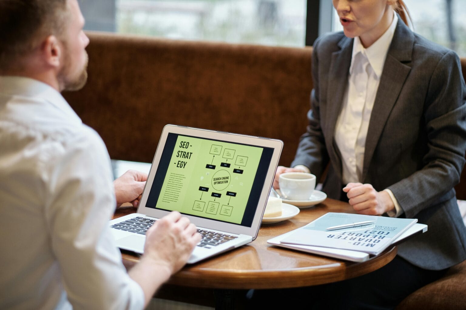 seo specialists doing content strategies